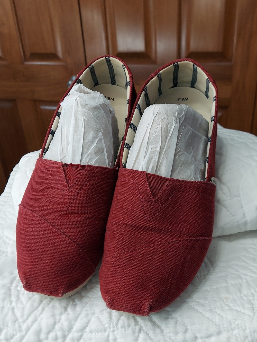 TOMS Women's Dark Red Canvas Slip-On Flats, Size 8.5Wide▪︎